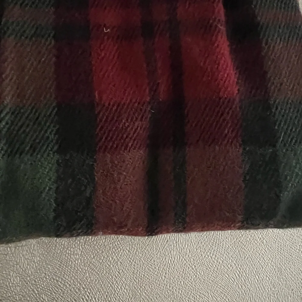 Eddie Bauer Men's Plaid Scarf in Green and Red. 72